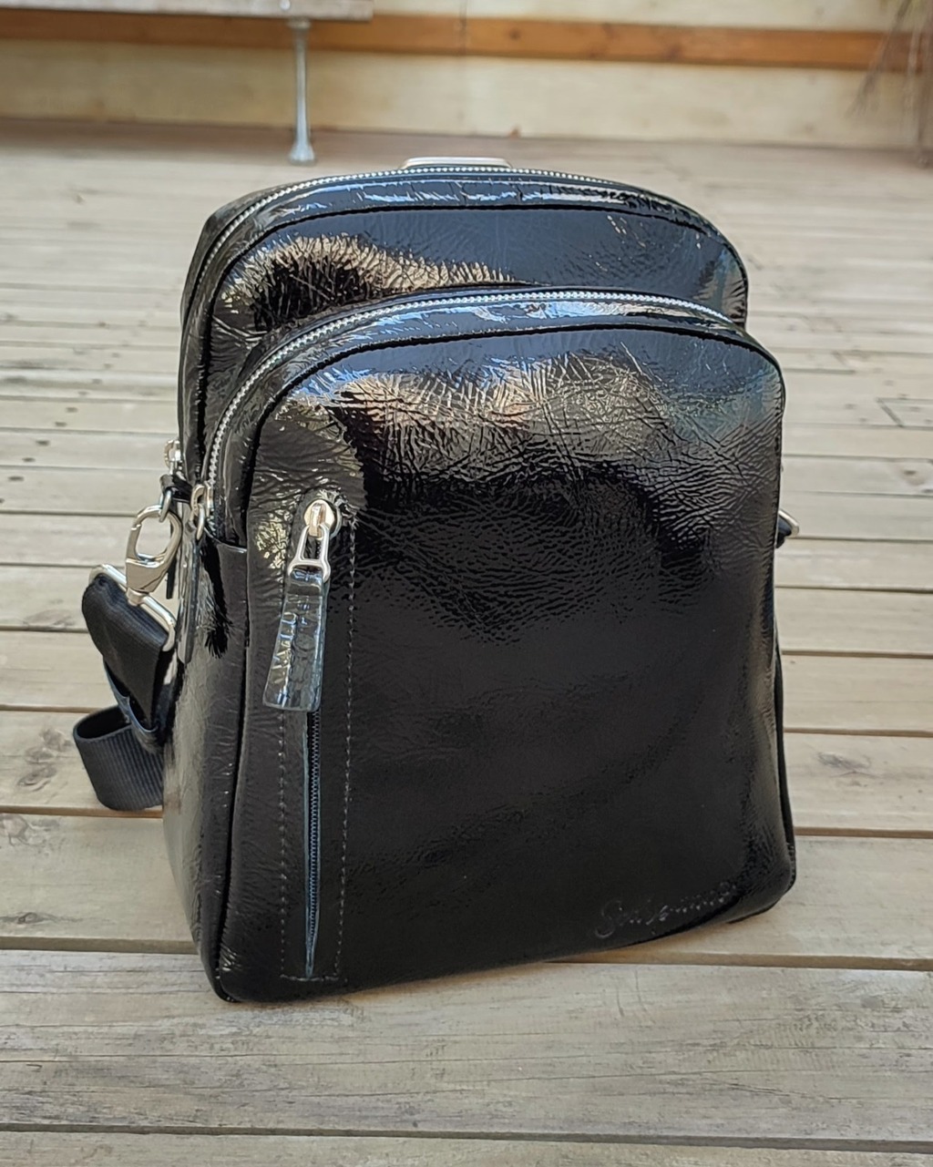 Mochila Bandolera Jazmin color Negro charol de cuero