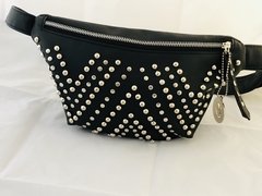 Riñonera con tachas sale