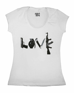 Camiseta Feminina Amor e Guerra na internet