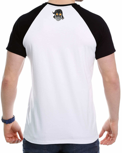 Imagem do Camiseta Raglan Sorriso Enigmático