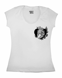 Camiseta Feminina Coração Negro de Bolso na internet