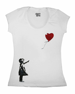 Camiseta Feminina Menina com Balão na internet