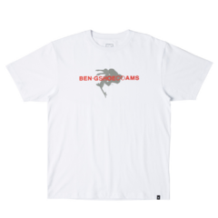 Camiseta DC x Ben G Tre Flip na cor branca em 100% algodão. A coleção DC x BEN G é inspirada na era DC Super Tour. Uma época do skate que o dono, Benny, guarda no coração. Inspirado no OG Truth Charcoal/Red, a versão Ben G se apresenta nas cores preto, ve