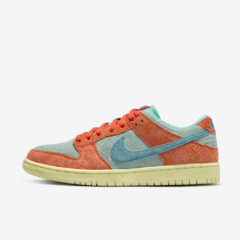 Tênis Nike Dunk SB Low Pro Premium Orange em camurça multicolorido.