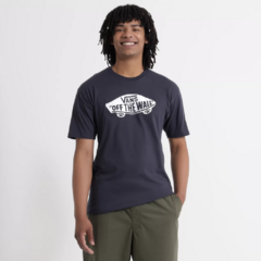 A camiseta de skate da marca Vans é uma camiseta de manga curta em 100% algodão com logotipo clássico de skate na cor azul marinho. Mangas curtas.