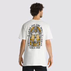 Camiseta de manga curta unissex da marca de skate Vans na cor off white. Confeccionada em 100% algodão com estampa em serigrafia localizada à altura do lado esquerdo do peito. Caimento clássico.