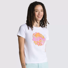 Camiseta feminina da marca de skate Vans na cor branca. Possuí estampa em silk, confeccionada em 100% algodão.