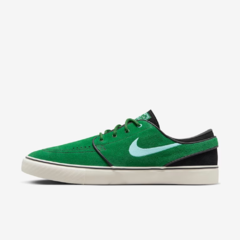 Tênis de skate da marca Nike SB Janoski na cor verde. 