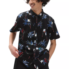 Camisa Vans Dark Floral. A camisa com botões e manga curta Dart Floral é confecionada em 100% popeline de algodão.