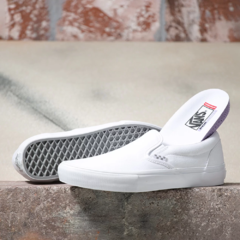 Tênis de skate da marca Vans. Modelo vans slip on skate. Construído em lona e camurça com a tradicional palmilha POPCUSH para oferecer maior durabilidade e conforto.