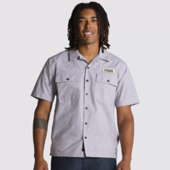 Camisa Vans Dakota Roche Shirt BMX. Com zíper frontal completo, mangas curtas e um ajuste solto. Tem dois bolsos no peito e apresenta o logótipo Vans '1966' à frente. Composição: 100% ALGODÃO.