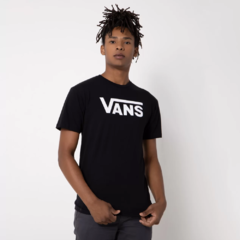 Camiseta da marca de skate Vans modelo Classic de manga curta, possui o logo Vans "drop V" estampado na altura do peito, etiqueta Vans aplicada na manga, gola canelada, costura reforçada nos ombros e é feita de 100% algodão. Tipo de caimento: clássico. O 