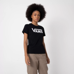 A camiseta da marca de skate Vans Flying V Crew de manga curta possui logo Vans "drop V" aplicado na altura do peito, etiqueta com logo Vans aplicada na lateral, gola canelada e é feita de 100% algodão. 