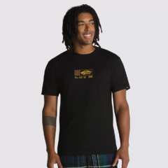 Camiseta da marca de skate Vans com estampa frontal em silk centralizada na altura do peito na cor preta, confeccionada em 100% algodão.