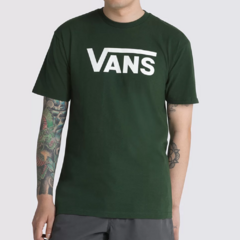A camiseta Vans Classic na cor verde foi confeccionada em 100% algodão. Possuí estampa em silk na cora branca centralizada localizada à altura do peito.