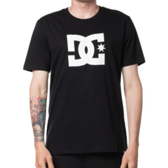 Camiseta da marca de skate DC Shoes em malha com gola careca, estampa em silk centralizada no peito, etiqueta personalizada costurada na barra cor preta. Confeccionada em 100% algodão.