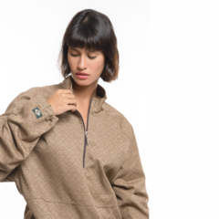 Jaqueta marrom com modelagem oversized, aplicação de silk full print gênero neutro da marca de skate "Privê", fechamento em zíper e bolsos frontais laterais.