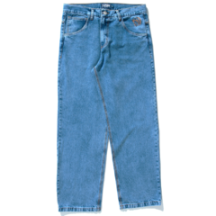 Calça Tupode Jeans 678 Washed. Confeccionada com jeans 12oz. Possui botão personalizado e bordado. Modelagem: Reta. Composição: tecido 100% algodão. Feito no Brasil.