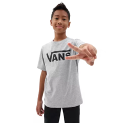 A camiseta infantil Vans Classic de manga curta, possui o logo Vans "drop V" estampado na altura do peito, etiqueta Vans aplicada na manga, gola canelada, costura reforçada nos ombros e é feita de 100% algodão. Tipo de caimento: custom.