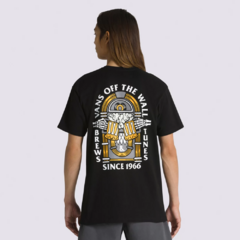 Camiseta de manga curta unissex da marca de skate Vans na cor preta. Confeccionada em 100% algodão com estampa em serigrafia localizada à altura do lado esquerdo do peito. Caimento clássico.