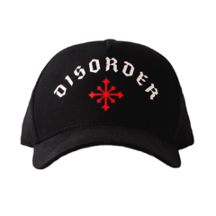 Boné da marca de skate Disorder estruturado 5-panel snapback (ajustável). Possuí silk frontal emborrachado com gráfico "DISORDER". Confeccionado em 100% algodão.