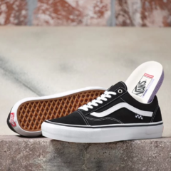 Tênis de skate da marca Vans. Modelo vans old skool skate. Construído em lona e camurça com a tradicioanl palmilha POPCUSH para oferecer maior durabilidade e conforto.