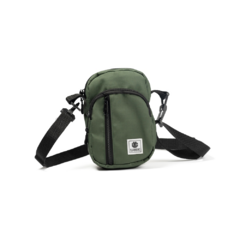 Shoulder bag da marca de skate Element com compartimentos e fechamento de zíper, alça removível e regulável, bolso de velcro na parte de trás, possuí patch e etiquetas personalizadas Element. Dimensões aproximadas (Largura x Altura): 17,5cm x 24,5cm. 100%