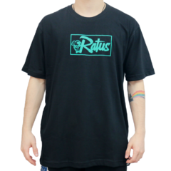 Camiseta Ratus Box Logo Black Green. Confeccionada em 100% algodão. Possui gola careca. Produto 100% nacional.