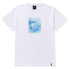 Camiseta masculina de manga curta da marca HUF Worldwide. Com gráfico em silk na parte da frente, a Clouded White é confeccionada em 100% algodão. Costas lisas.