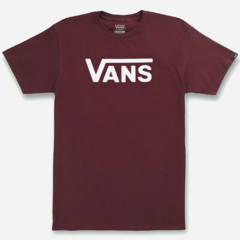 A camiseta Vans Classic é a prova viva dos mais de 60 anos da marca. Como o próprio nome sugere, o estilo clássico dos anos 60 traz versatilidade para qualquer que seja o seu visual diário, juntamente com toda a história da VANS.