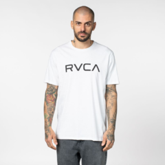 Camiseta da marca RVCA. Um clássico com o logo em silk. O modelo é básico com apenas uma estampa central e carrega toda a história "VA". Produzida em 100% algodão.
