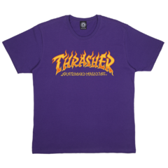Camiseta roxo masculina, de manga curta da marca mundialmente conhecida "Thrasher Magazine". Fire Logo é produzida em 100% algodão e possui logo clássico "Thrasher" personalizado, com gráfico na parte da frente, centralizado à altura do peito.