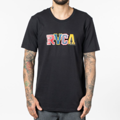 Camiseta preta de mangas curtas da marca RVCA. Modelo simples e clássico com apenas o logo personalizado, centralizado na frente à altura do peito. Costas lisas. Fabricado em 100% algodão. Regular fit