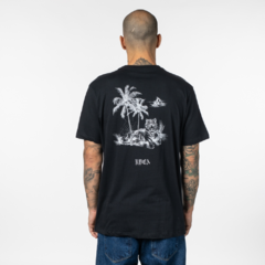 Camiseta de algodão da marca de skate RVCA, coleção Benjamin Jenjen, modelagem regular, estampa em silk no frontal e costas. Composição: 100%algodão.