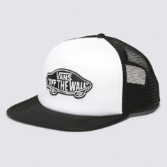 O Classic Patch Trucker Hat é um boné ajustável em 100% algodão e poliéster com parte traseira em tela e um aplique do logotipo “Off The Wall” característico da Vans na parte frontal.