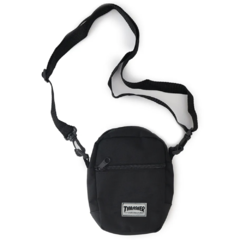 A shoulder bag "Woven Label" é ideal por ser compacta e carregar facilmente o que é essencial. Produzida em 100% poliéster, possui 2 bolsos com fechamento a zíper na frente , além da divisória organizadora no maior compartimento.