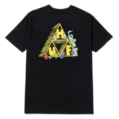 A camiseta "Saturday Morning Triple Triangle" masculina de manga curta da marca HUF Worldwide, é fabricada em 100% algodão. Possui gráficos personalizados na frente e nas costas da estampa Essentials - Triple Triangle.