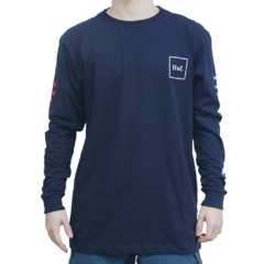 Camiseta HUF ML Essentials Domestic Box Navy. Produzida em 100% algodão. Gráficos gráficos clássicos da marca HUF. Etiqueta HUF na parte interior do pescoço.