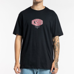 A camiseta preta "Minimalwes" masculina de manga curta da marca DC SHOES CO, é fabricada em 100% algodão. Possui gráfico personalizado na frente. Costas lisas.