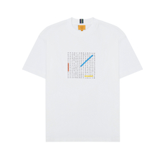 Camiseta Class Search na cor off white com estampa em silk na parte frontal confeccionada em 100% algodão.