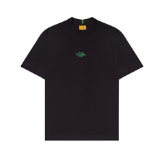 Camiseta Class Precision na cor preta. Confeccionada em 100% algodão com estampa em silk centralizada localizada à altura do peito.