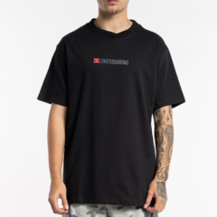 A camiseta "Minimal" masculina de manga curta da marca DC SHOES CO, é fabricada em 100% algodão. Possui gráfico personalizado na frente, com proposta básica e minimalista. Costas lisas.