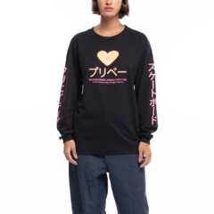 Camiseta gênero neutro de mangas longas na cor preta da marca de skate "Privê". Com gráfico personalizado, centralizado na frente, o "Love Drop Tokyo", etiqueta "Privê" nas costas, perto da barra, e estampas ao longo das mangas. Confeccionada em 100% algo