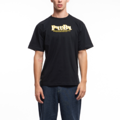 Camiseta gênero neutro de mangas curtas na cor preta da marca de skate "Privê". Com gráfico personalizado, centralizado na frente, o "BR" e costas lisas. Confeccionada em 100% algodão. Produto nacional.