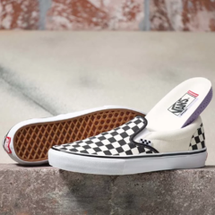 Tênis de skate da marca Vans. Modelo vans slip on skate checkerboard. Construído em lona e camurça com a tradicional palmilha POPCUSH para oferecer maior durabilidade e conforto.