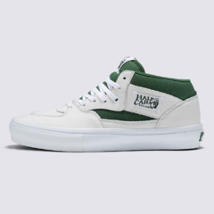 Tênis da linha Skate Classics da marca Vans. Com cabedal na cor "Branco/Verde" e painéis fabricados em couro premium e canvas, o Skate Half Cab é um tênis estiloso, confortável e pronto para a lixa. Amortecimento PopCush, borracha SickStick™, solado VANS 