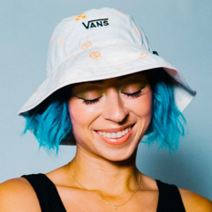 Bucket Vans X Lizzie Armanto. Lizzie Armanto incorpora o verdadeiro espírito da expressão criativa em todas as suas formas.