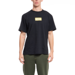 Camiseta gênero neutro de mangas curtas na cor preta da marca de skate "Privê". Com logo personalizado centralizado na frente, o "Privê", costas lisas. Confeccionada em 100% algodão. Produto nacional.