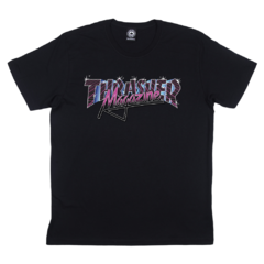 Camiseta preta masculina, de manga curta da marca mundialmente conhecida "Thrasher Magazine". A Vice Logo é produzida em 100% algodão e possui logo clássico "Thrasher" personalizado na parte da frente, centralizado à altura do peito. Costas lisas.