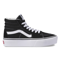 Tênis da silhueta clássica Vans Sk8-Hi. Solado elevado do tipo plataforma para aumentar o estilo. Cabedal produzido em camurça e canvas.